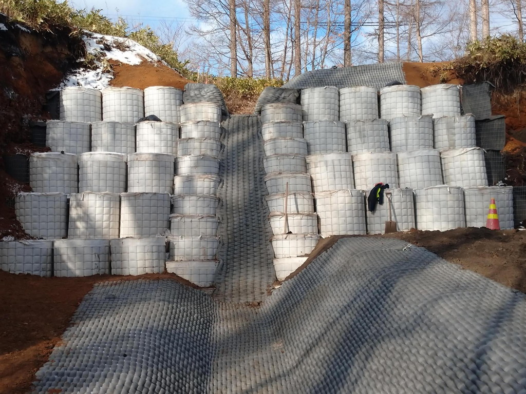 円形コンバック®土留め工とファブリフォーム®（布製型枠）水路工＿近景