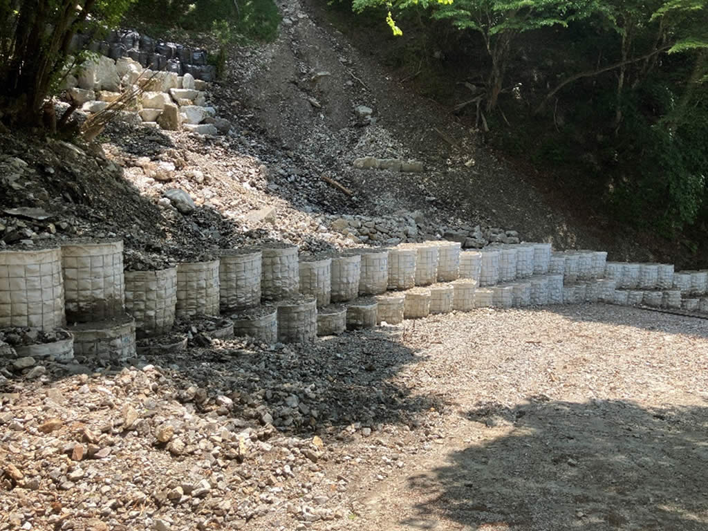 林道待受け擁壁（ソイルセメント充填）