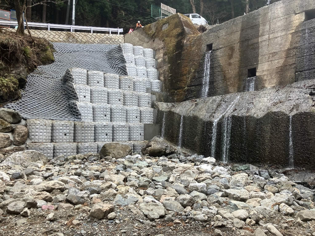 砂防堰堤側壁護岸工とファブリフォーム®法面工