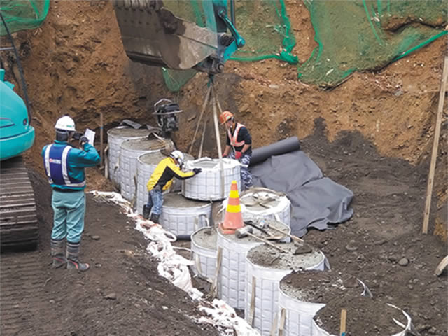08 現場打設と吊施工　平行して施工する状況